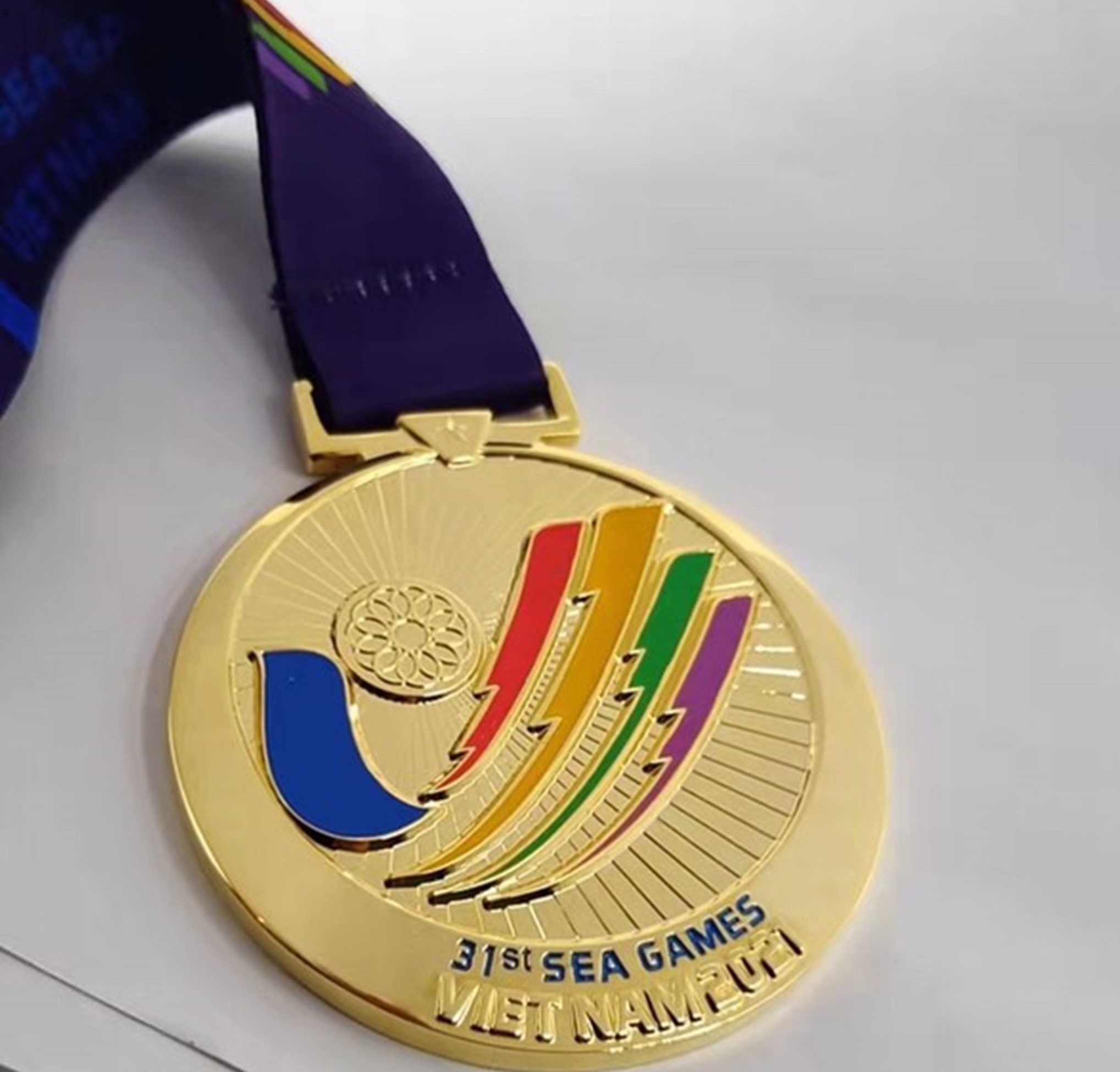La médaille des SEA Games 31 est plaquée d or 24 carats avec un design exceptionnel
